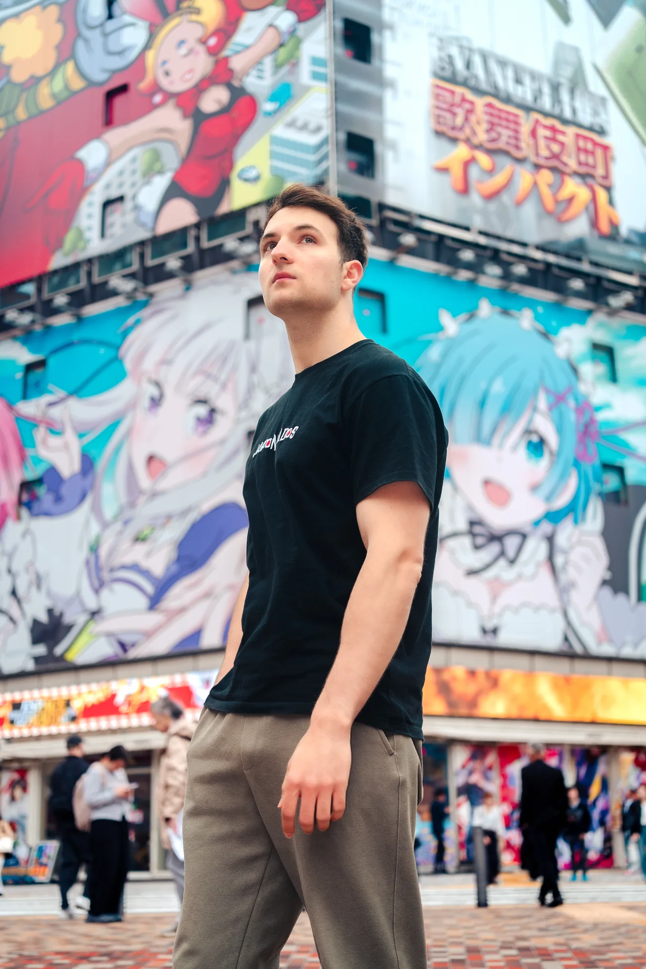 Andrei Octavian Danciulescu en una calle de Osaka, Japón